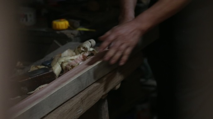 传统木匠用刨刀刨木头实拍原素材