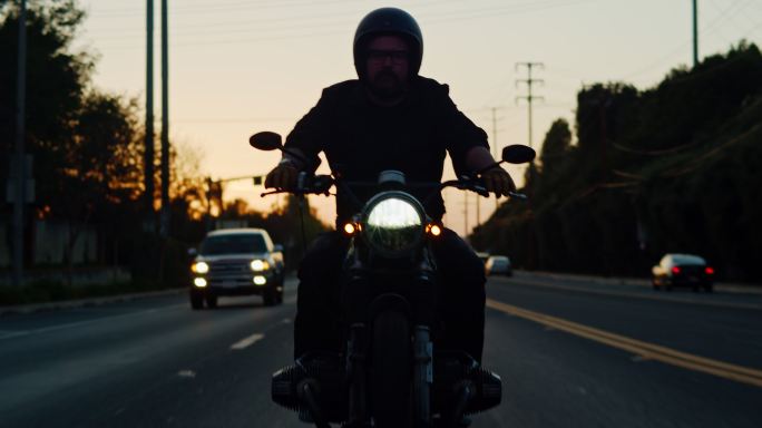 文图拉县日落时独自骑摩托车的人