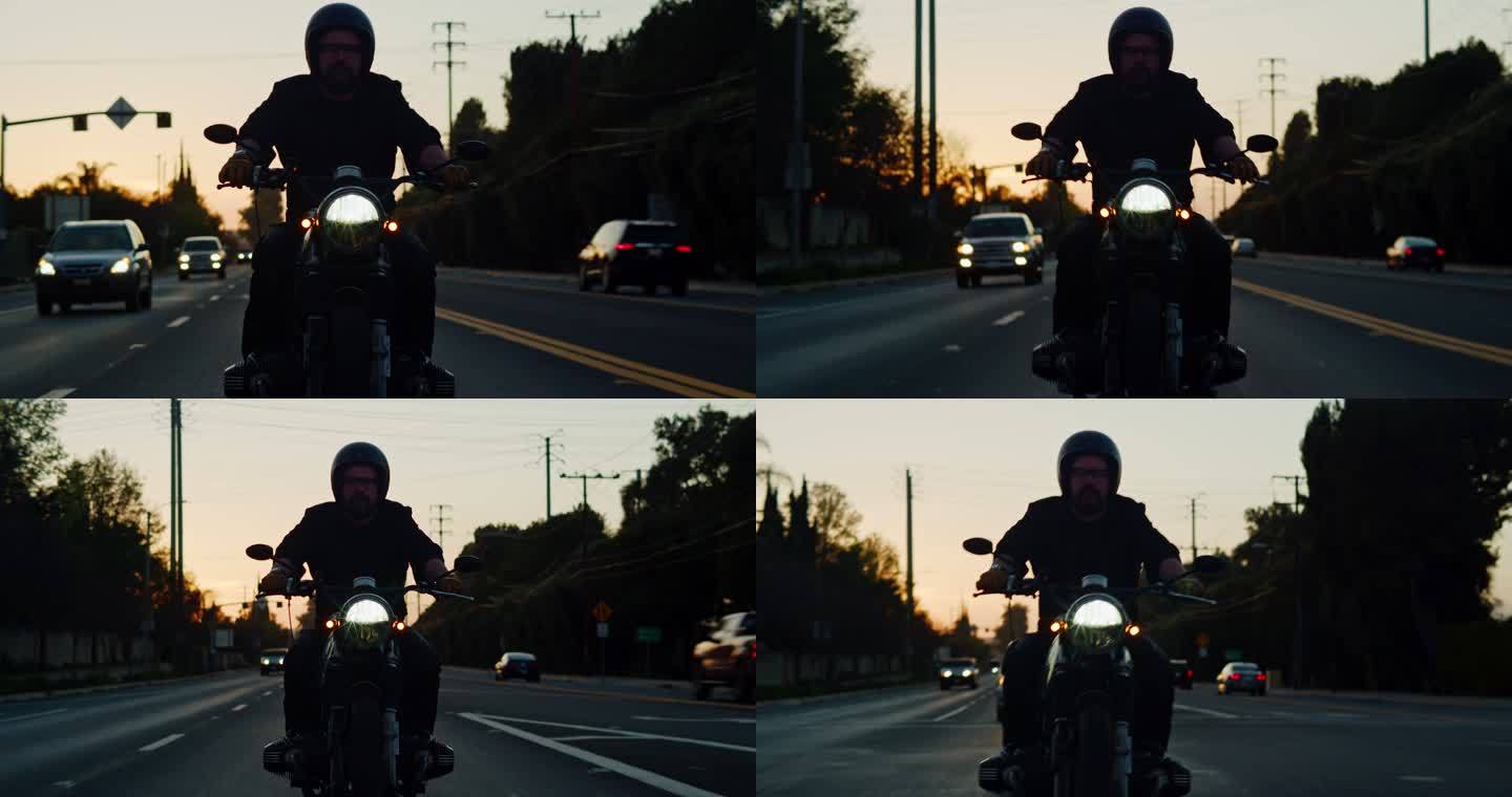 文图拉县日落时独自骑摩托车的人