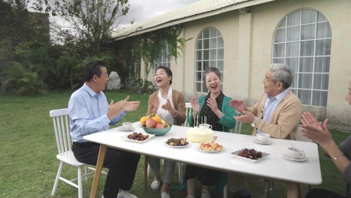 老年人生日聚会