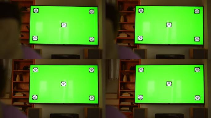 女人在家看彩度键绿屏电视