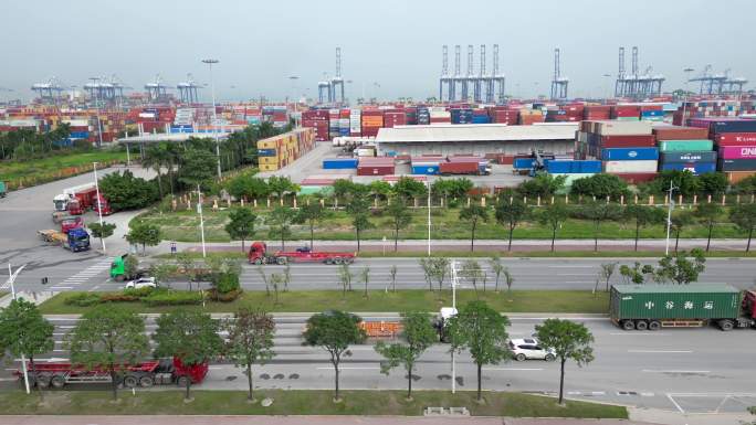 广州港鸟瞰货柜运输繁忙集装箱运输车辆
