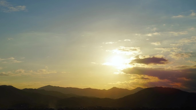 傍晚天空夕阳山日落延时黄昏山峰山脉阳光云