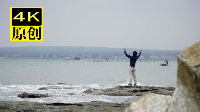 一个男人在海边呐喊4K实拍