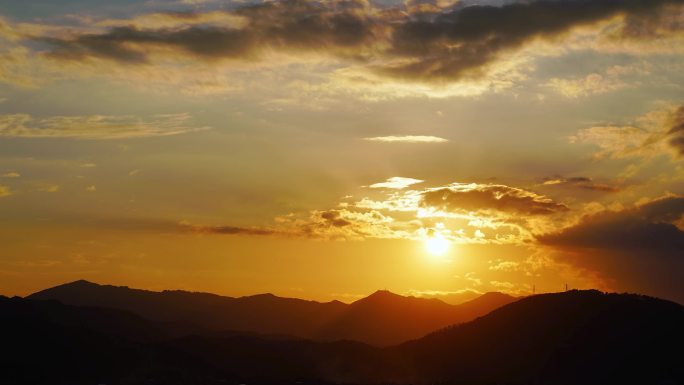 傍晚天空夕阳山日落延时黄昏山峰山脉阳光云