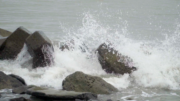 海浪拍打石头