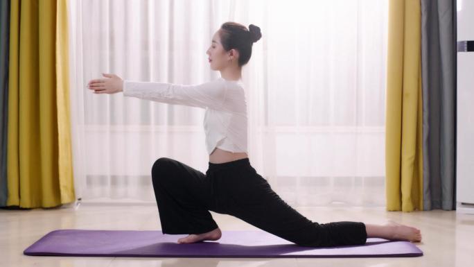 女人在室内做瑜伽健身塑性瘦身减脂惬意生活