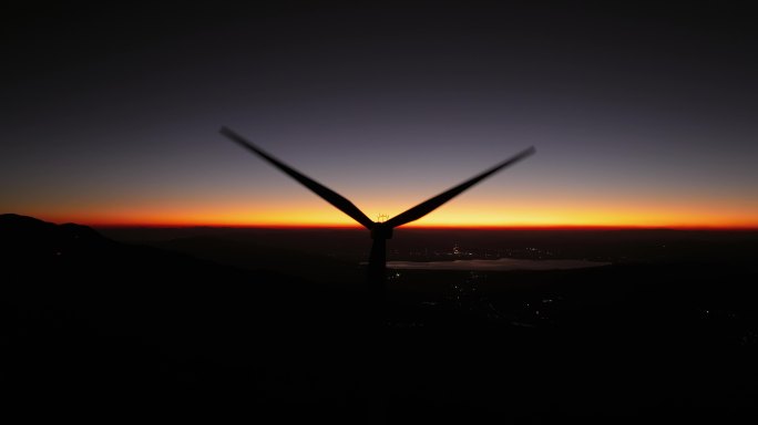 5K-日落下光影下的风力发电机