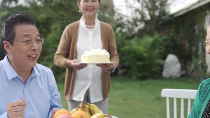 老年人生日聚会