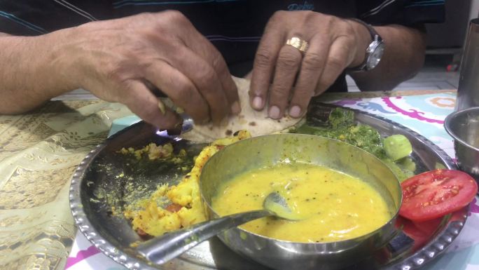 印度饮食习俗用手吃饭不健康