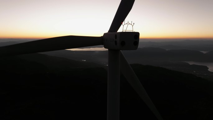 5K-日落下光影风力发电机