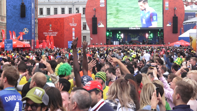 球迷挤满街头庆祝世界杯
