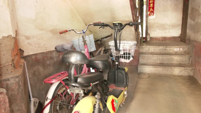 废旧自行车杂物占公共空间楼道不文明现场