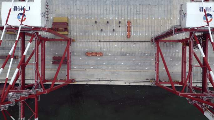 广州港智慧码头码头大型桥吊