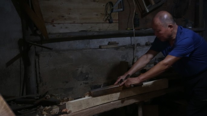 传统木匠刨木头划线画线实拍原素材