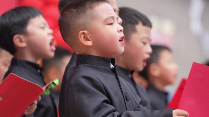 在台上激情演讲的小孩