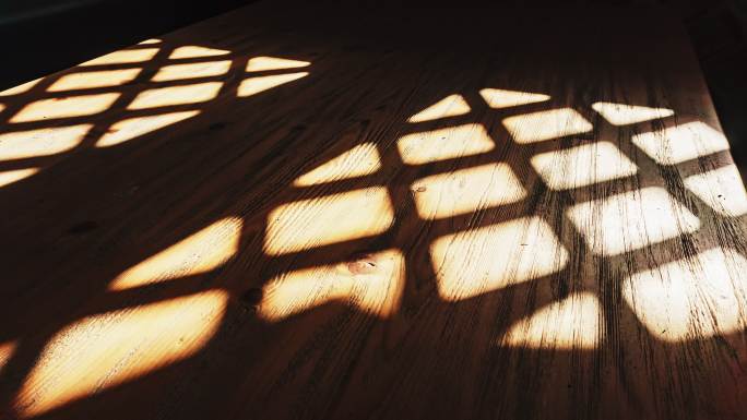窗户投入室内木质桌面光影流逝延时空镜