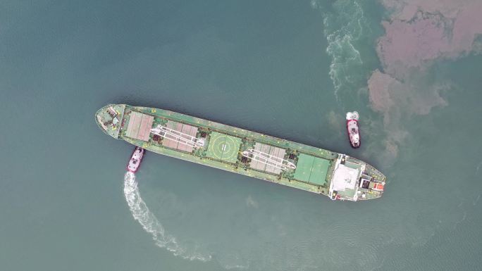 货船接近国际集装箱港的鸟瞰图。4k分辨率。