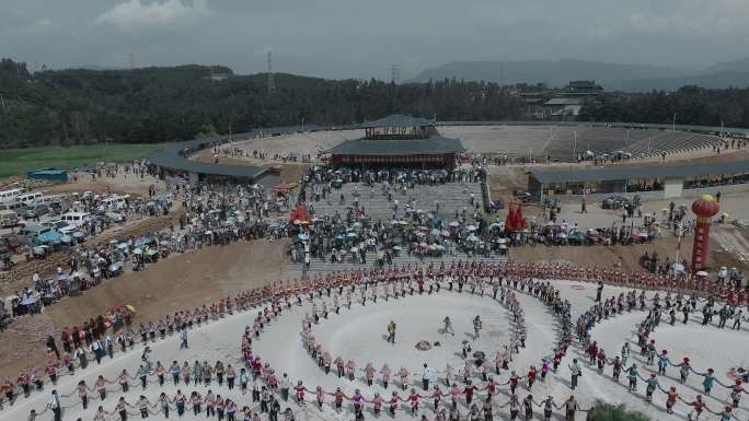 节日视频云南楚雄彝族火把大型舞蹈会场观众