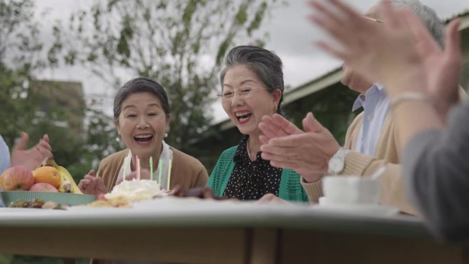 老年人生日聚会