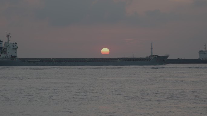 长江大船与落日