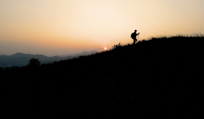 航拍登山客日出时分登山人物大山群山之巅