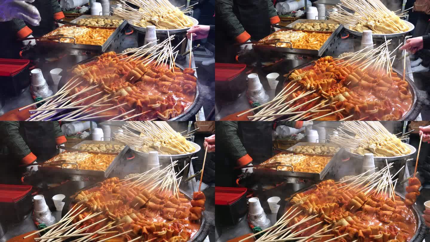 韩国首尔，明洞街头美食，热狗棒配汤。