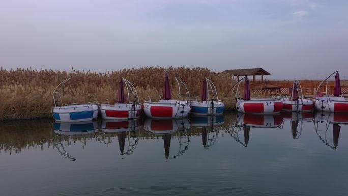 深秋湿地公园小船