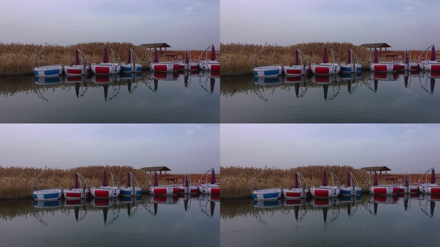 深秋湿地公园小船