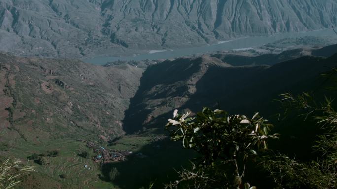 灰色金沙江视频江边沟壑纵横高山村庄