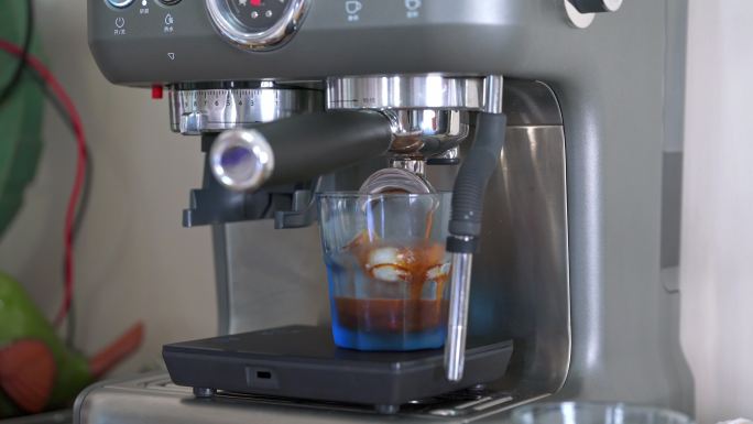 一位咖啡师在使用咖啡机制作浓缩咖啡