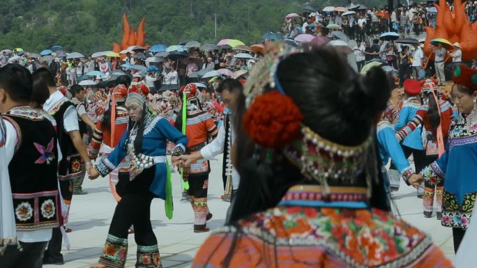 节庆活动云南楚雄彝族火把节舞蹈和游客观众