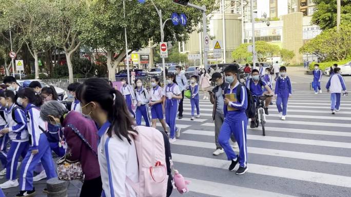 学生上学放学高峰期过马路斑马线