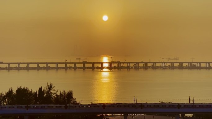 深圳地铁11号线夕阳下相遇