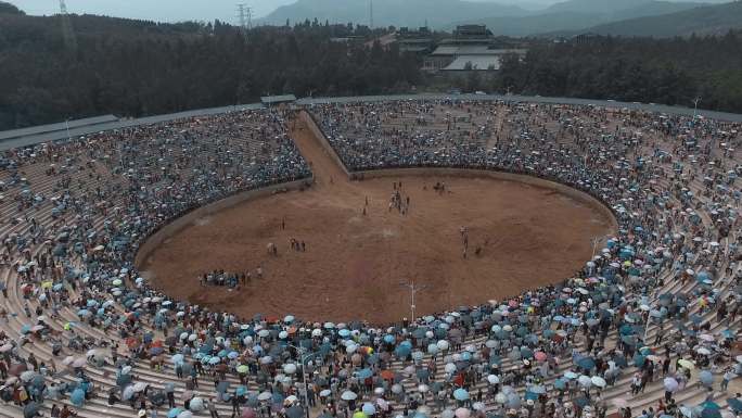 节日云南楚雄彝族火把节圆形斗牛场观众全景