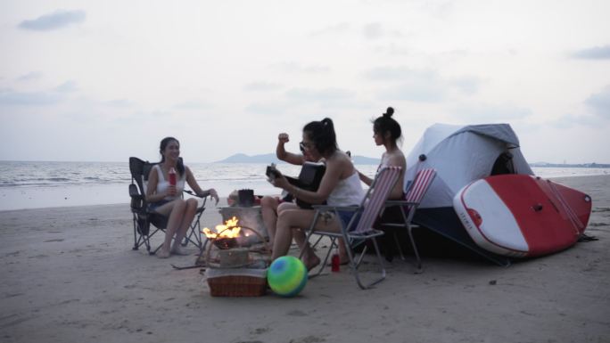 亚洲朋友喜欢在海滩露营。