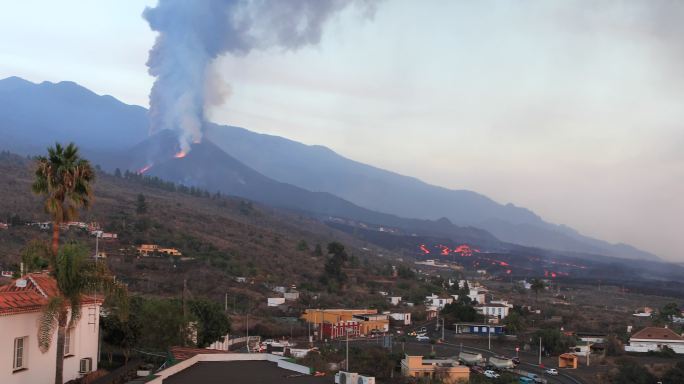 Cumbre Vieja火山喷发。下午的火山锥和巨大的火山灰柱。