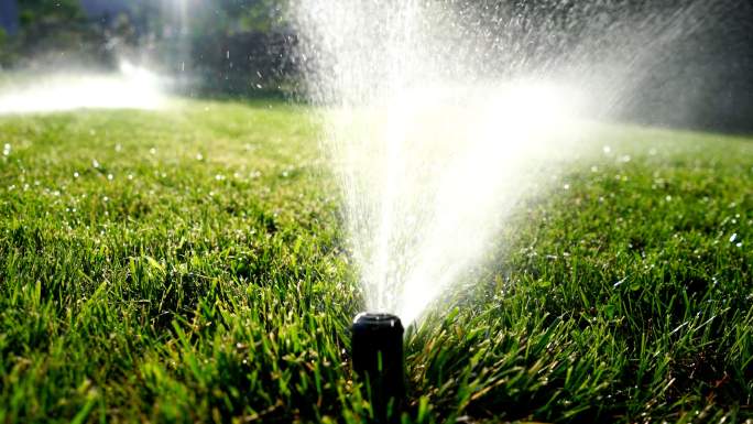 草坪洒水灌溉喷洒绿色滋润