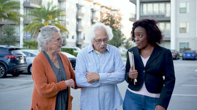 多种族老年夫妇在户外与房地产经纪人交谈