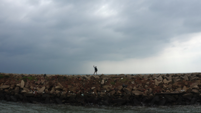 航拍一个男人在海边行走