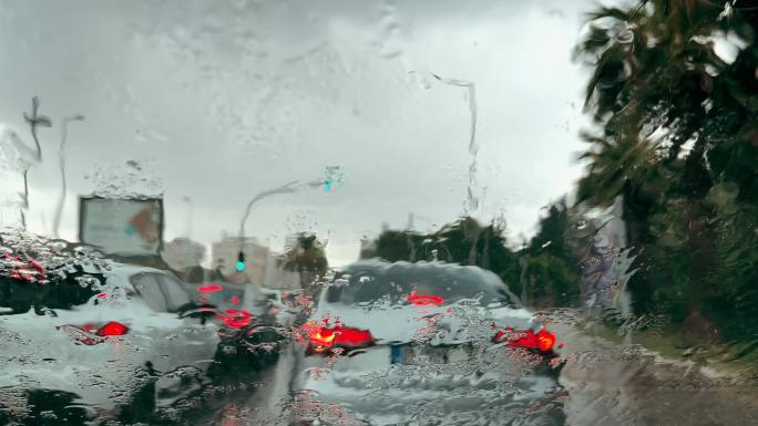 雨中的汽车雨天行驶路面湿滑安全驾驶