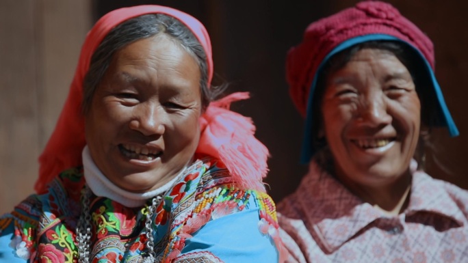 民族妇女视频云南贫困山区彝族妇女朴实笑脸
