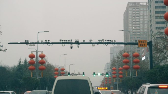 中国西安路上方的摄像机。