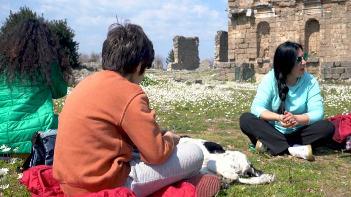 春天，多代家庭和宠物狗在古董城阿斯彭多斯度过美好时光的4K视频