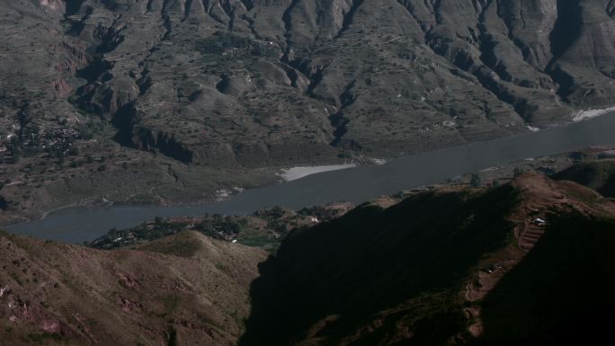 灰色金沙江峡谷视频江边沟壑纵横高山