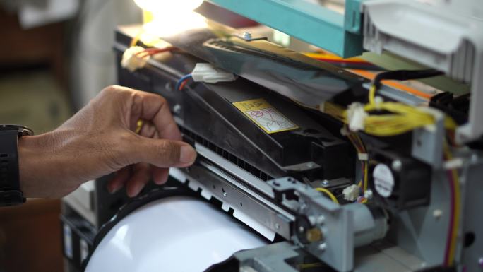 数字打印机维修技师，更换打印机部件