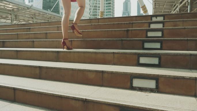 城市楼梯上女子双腿的特写镜头-股票视频