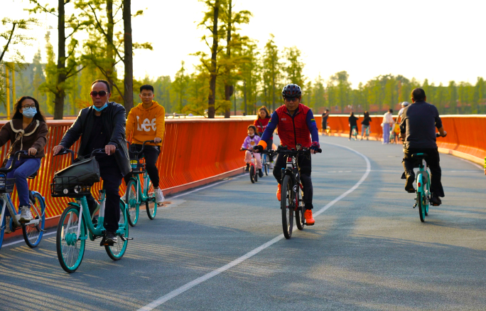 自行车单车骑行天府绿道运动健康城市生活