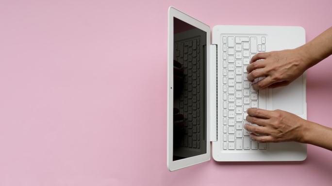 女性使用笔记本电脑键盘，通过关闭顶盖完成工作