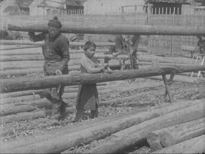 清末民初的建筑工地 做木工的工人